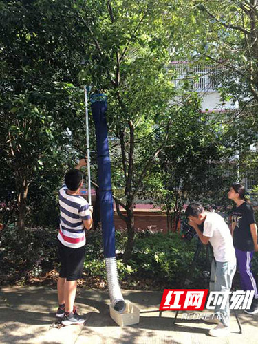 湖南科技学院大学生研发“摘果神器”