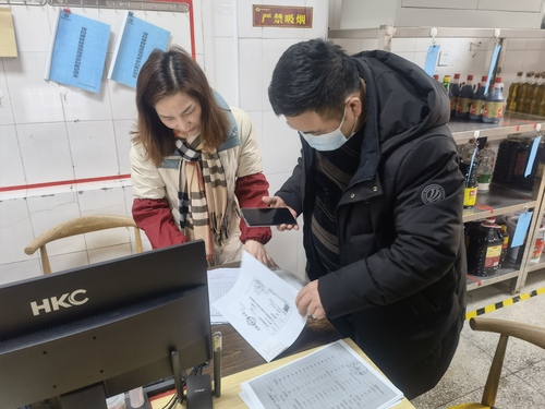 市场监督管理局同志来校检查食堂2 市场监督管理局同志来校检查食堂2