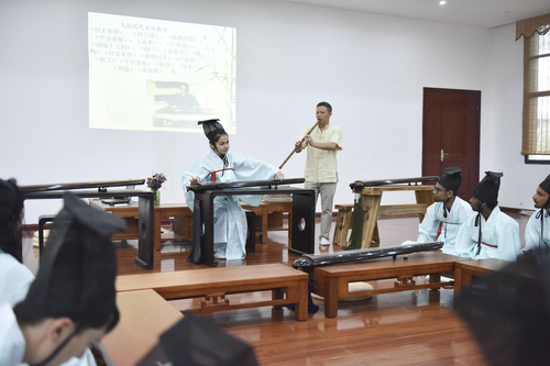 6月21日,湖南科技学院国学院,古乐老师欧阳平彪与来自塔吉克斯坦的留学生sayora(佑娜)在合奏《高山流水》。 李谌涵 摄 6月21日,湖南科技学院国学院,古乐老师欧阳平彪与来自塔吉克斯坦的留学生sayora(佑娜)在合奏《高山流水》。 李谌涵 摄
