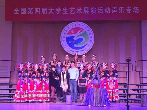 参加第四届大学生艺术展演合影留念