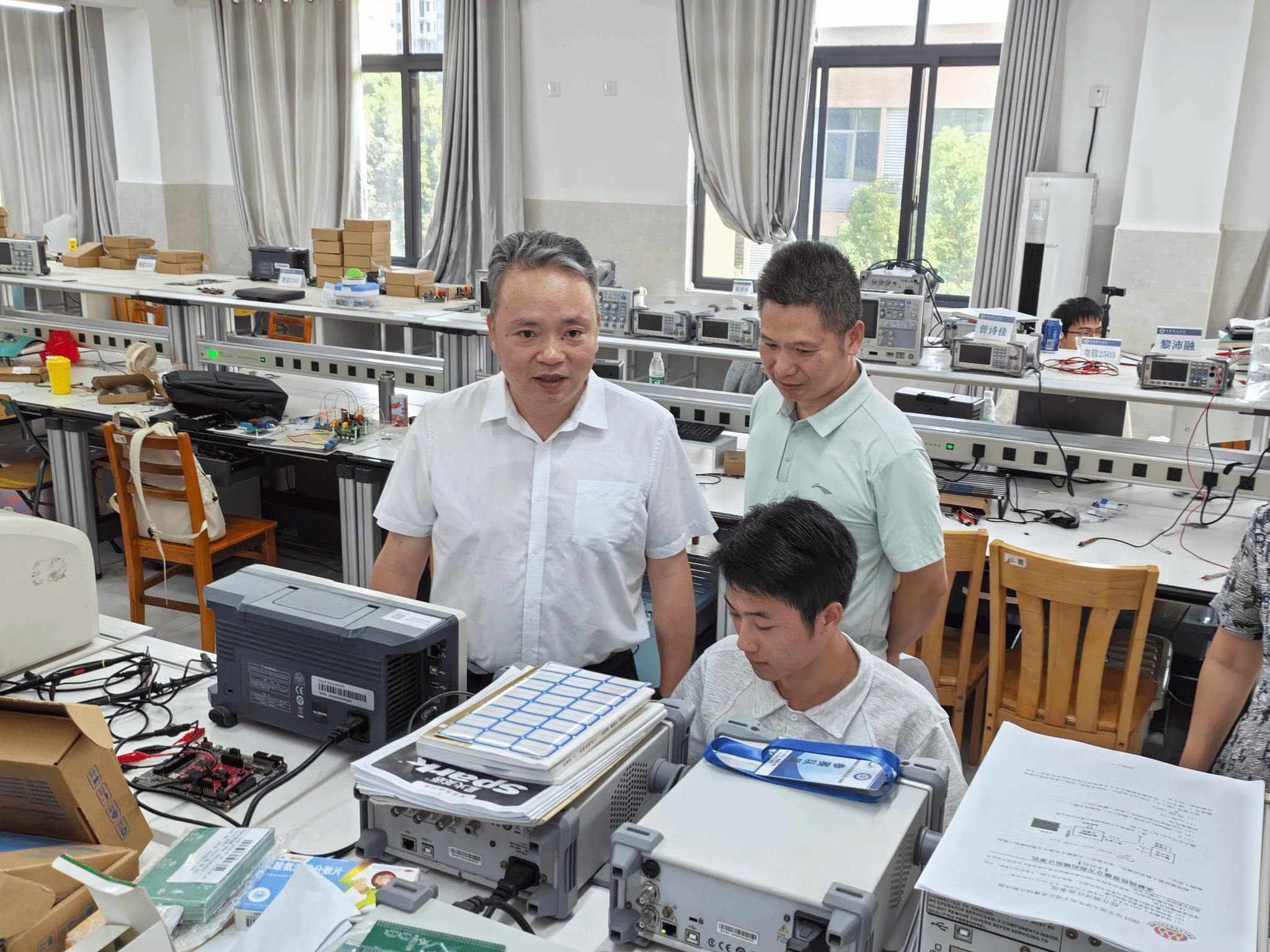 校领导督导学院实验室建设并慰问备赛学子