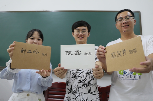 6月10日,湖南科技学院理学院,3名毕业生从老师手中拿到了自己的信。 6月10日,湖南科技学院理学院,3名毕业生从老师手中拿到了自己的信。