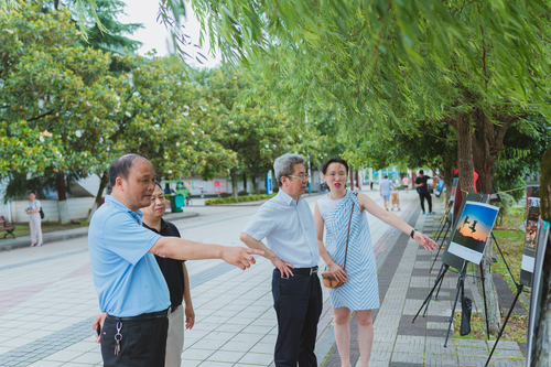 领导、老师交流学生作品