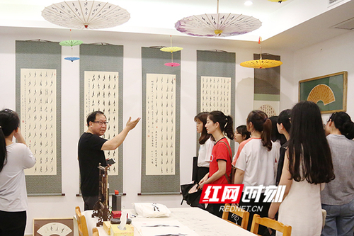 湖南科技学院展出百余幅女书作品展