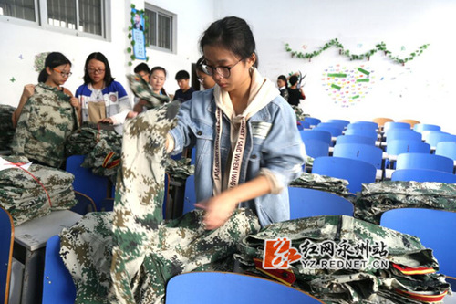 湖南科技学院：2000套军训服有了新主人