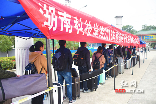 湖南科技学院:“爱心巴士”温暖学子回家路