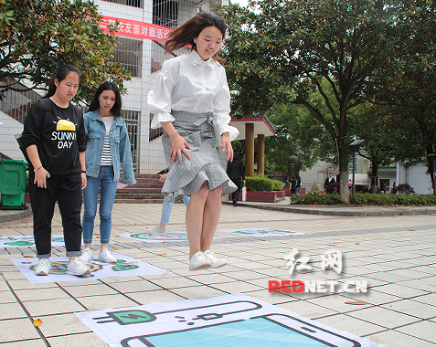 湖南科技学院:真人版“跳一跳”传递环保理念